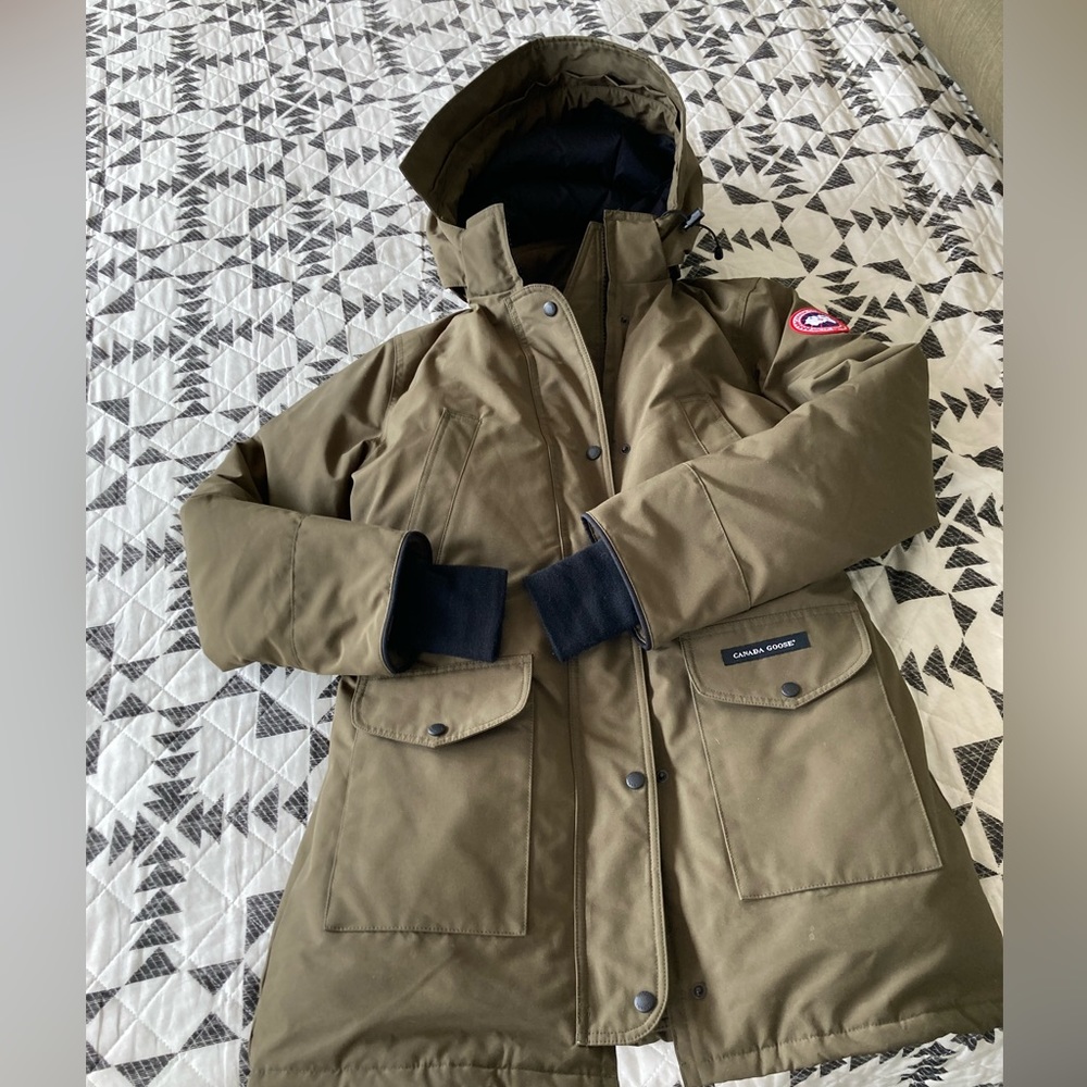Size medium women’s Canada Goose Trillium Parka. Military green. No fur on hood.